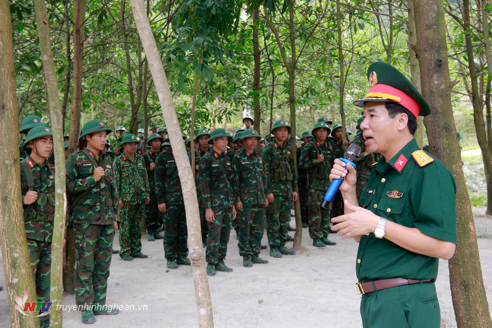 Đại tá Phạm Văn Đông, Phó Bí thư Đảng uỷ - Chính uỷ Bộ CHQS động viên các tân binh hoàn thành xuất sắc đợt kiểm tra.