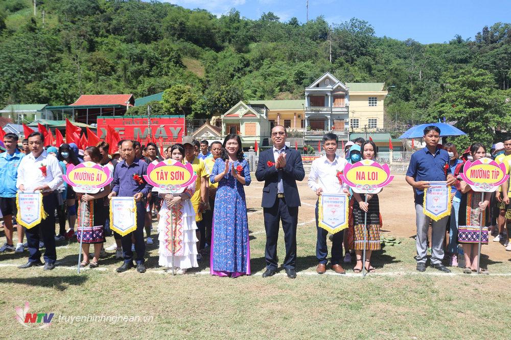 Lãnh Sở Văn hóa - Thể thao và lãnh đạo huyện Kỳ Sơn tặng cờ lưu niệm cho các đoàn thể thao tham dự Đại hội.