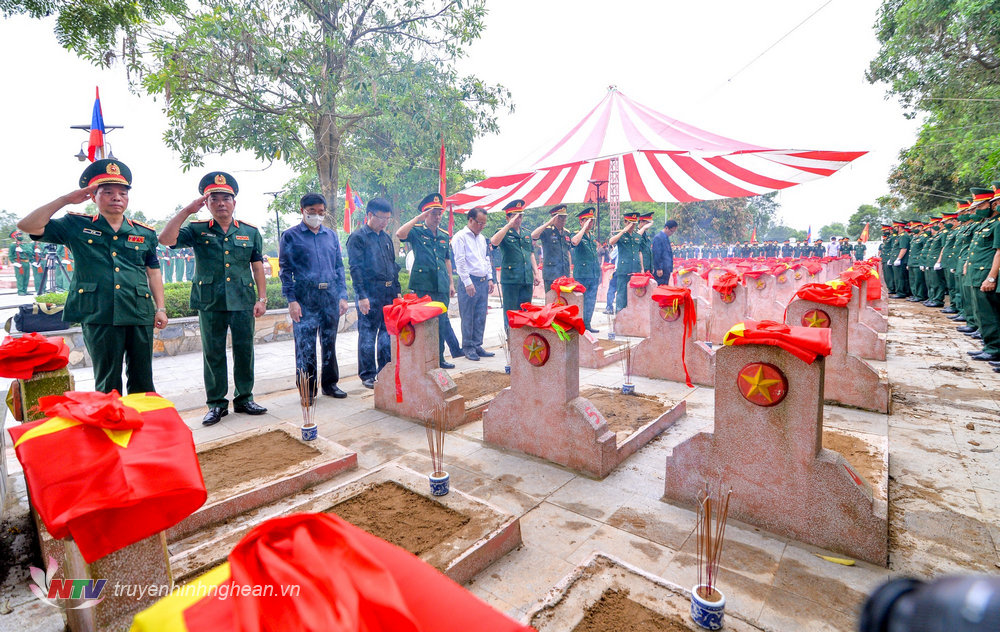 Phút tưởng niệm các liệt sĩ quân tình nguyện và chuyên gia Việt Nam hy sinh trên đất bạn Lào. 