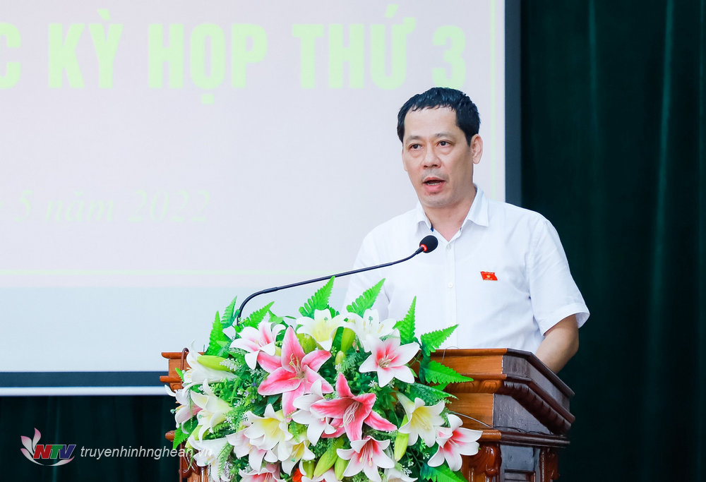 Ông Trần Nhật Minh - đại biểu chuyên trách Đoàn ĐBQH tỉnh Nghệ An thông báo đến các cử tri dự kiến thời gian, nội dung chương trình Kỳ họp thứ ba.