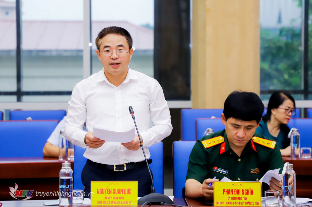 Giám đốc Sở Kế hoạch Đầu tư Nguyễn Xuân Đức báo cáo tại phiên họp.