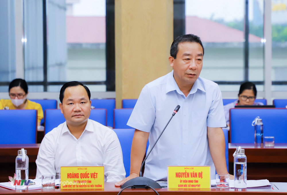 Giám đốc Sở NN&PTNT Nguyễn Văn Đệ báo cáo tại phiên họp.