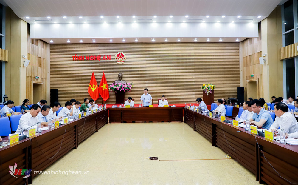 Đồng chí Nguyễn Đức Trung - Phó Bí thư Tỉnh ủy, Chủ tịch UBND tỉnh chủ trì phiên họp.