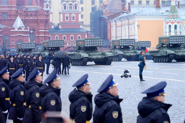 Đội hình xe chiến đấu của hệ thống pháo phản lực hạng nặng TOS-1 trong đội hình duyệt binh trên Quảng trường Đỏ, Moskva (Nga) ngày 9/5/2021. 