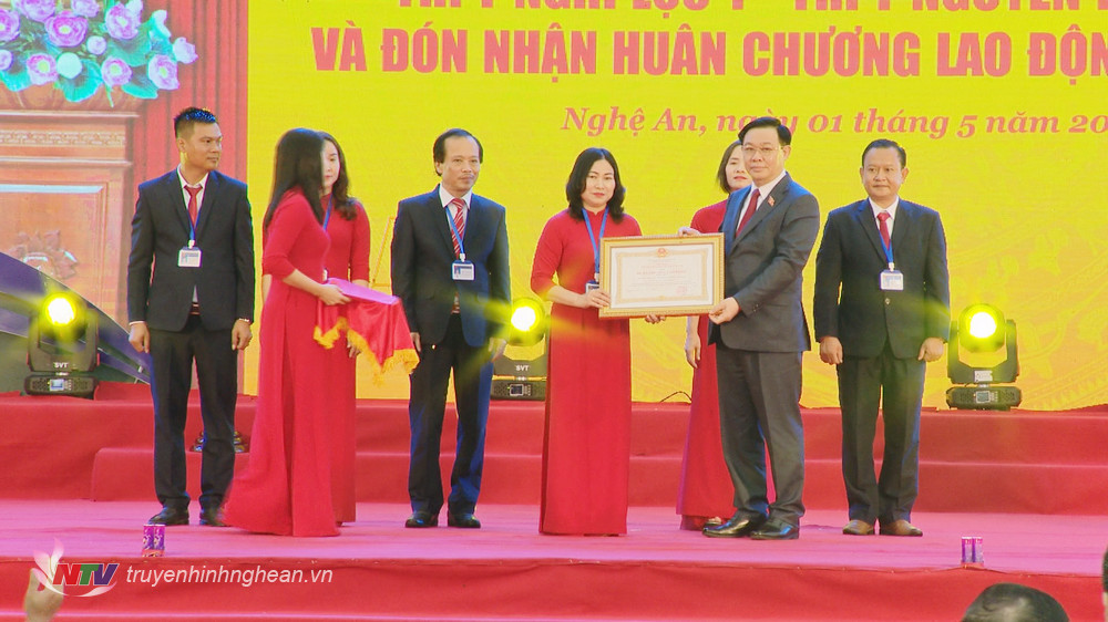 Chủ tịch Quốc hội Vương Đình Huệ dự lễ kỷ niệm 60 năm thành lập Trường THPT Nguyễn Duy Trinh