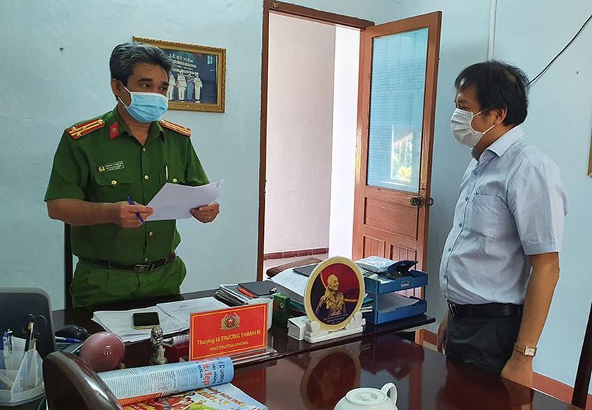 Cơ quan CSĐT Công an tỉnh Phú Yên tống đạt quyết định khởi tố bị can đối với ông Nguyễn Ngọc Duy, Phó Cục trưởng Cục thuế Phú Yên. 