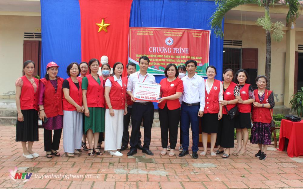 Trao tặng công trình nước sạch cho Trường Tiểu học Quỳnh Tân B.