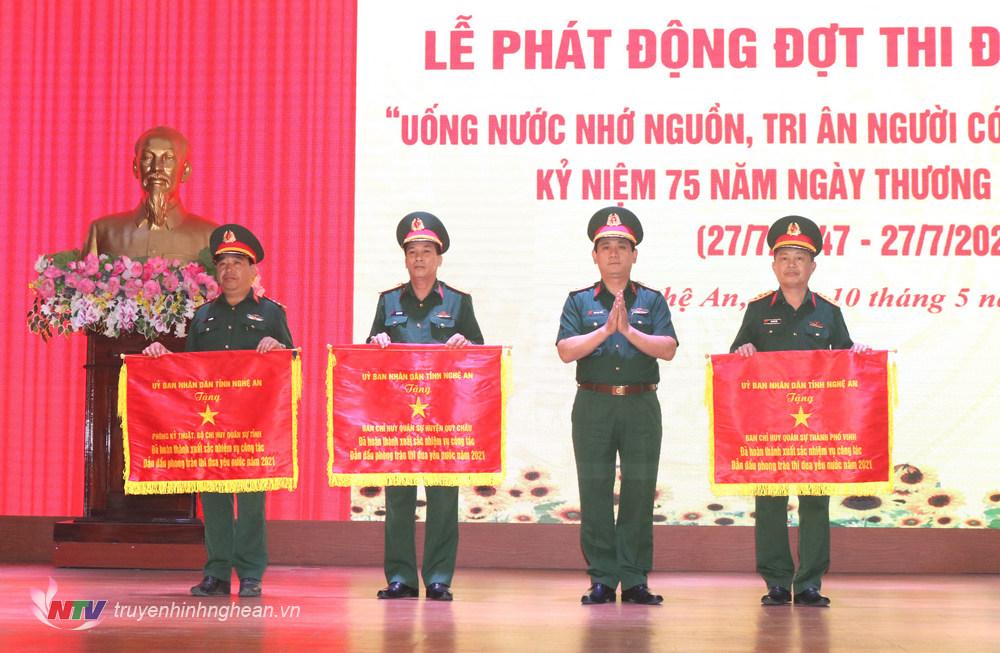 Thượng tá Phan Đại Nghĩa, Ủy viên Ban Thường vụ Tỉnh ủy, Chỉ huy trưởng Bộ CHQS tỉnh trao Cờ thi đua của UBND tỉnh cho các đơn vị dẫn đầu phong trào Thi đua yêu nước năm 2021 của tỉnh Nghệ An.