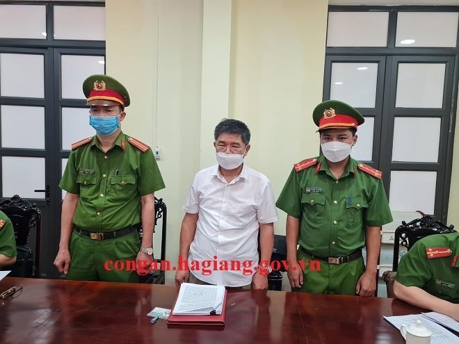 Cơ quan điều tra thi hành lệnh bắt tạm giam đối với ông Đặng Văn Thuỷ. (Nguồn: CA tỉnh Hà Giang).