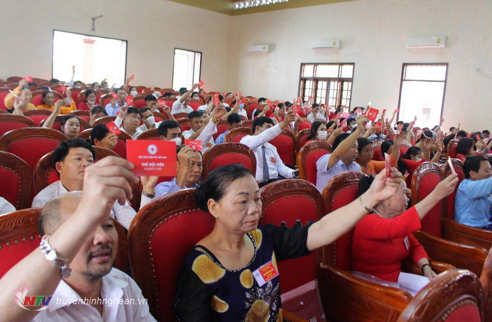 Các đại biểu biểu quyết bầu BCH Hội chữ thập đỏ huyện Quỳnh Lưu khóa VIII