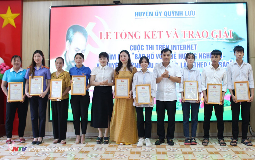 Đồng chí Lê Xuân Kiên - Phó Bí thư  Thường trực Huyện ủy trao giải nhì cho các nhân