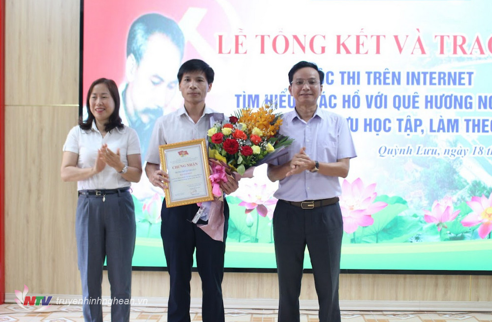 Trao giải Nhất cho tập thể Trường THPT Quỳnh Lưu II.