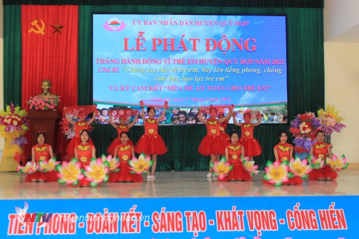 tiết mục văn nghệ hát múa sôi động do các em đội tuyên truyền măng non Trung tâm VHTT&TT huyện và các em học sinh của các trường mầm non, tiểu học và THCS bán trú Châu Lý biểu diễn.
