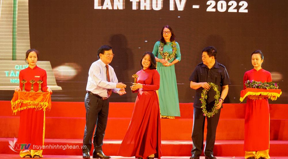 Nhà báo Khánh Ly - Đài PTTH Nghệ An nhận cup và hoa tại chương trình.