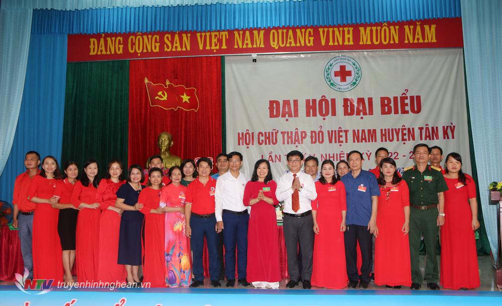 BCH Hội Chữ thập đỏ huyện Tân Kỳ khóa V, nhiệm kỳ 2022 – 2027 ra mắt tại Đại hội.