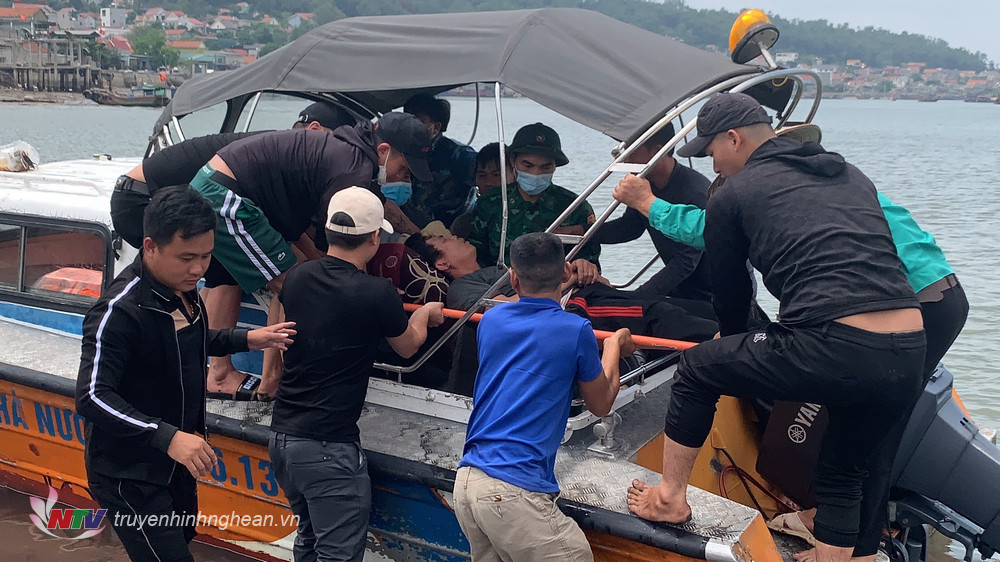 Ca nô Đồn Biên phòng Quỳnh Phương vận chuyển nạn nhân bị nạn vào bờ kịp thời đi cấp cứu