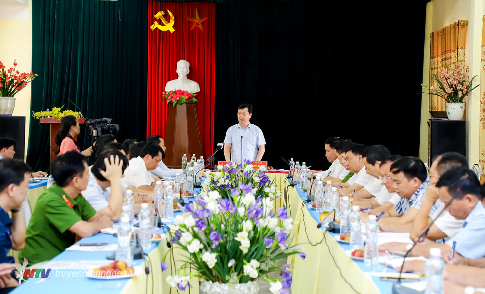 Chủ tịch UBND tỉnh Nguyễn Đức Trung cùng lãnh đạo các sở, ngành làm việc với huyện Quỳ Hợp. 
