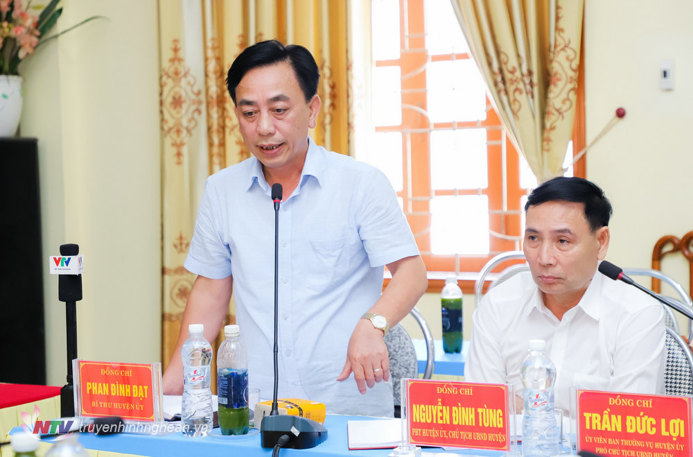 Bí thư Huyện uỷ Quỳ Hợp Phan Đình Đạt báo cáo thêm các vướng mắc, khó khăn của huyện.