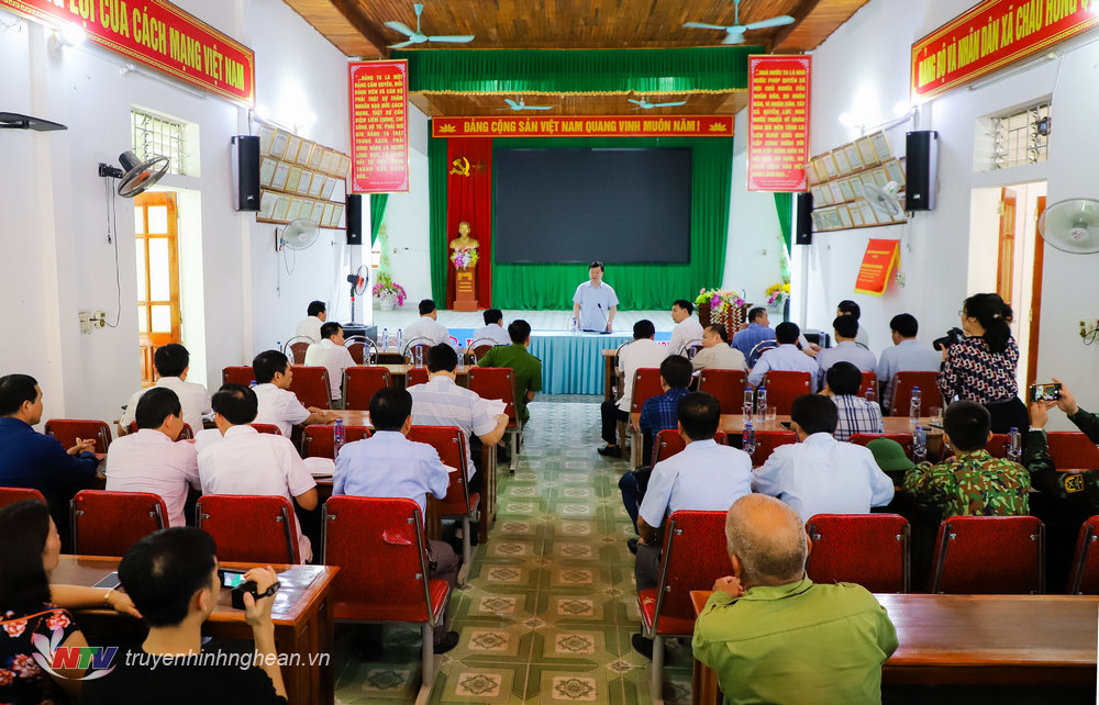 Tại trụ sở xã Châu Hồng, Chủ tịch UBND tỉnh trực tiếp gặp gỡ, đối thoại với người dân địa phương.