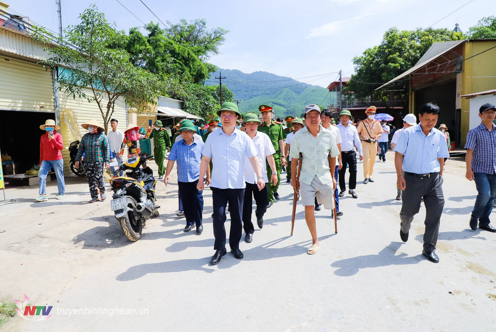 Chủ tịch UBND tỉnh Nguyễn Đức Trung trực tiếp về xã Châu Hồng thị sát, kiểm tra tình trạng sụt lún, nứt nẻ đất, nhà ở, công trình.