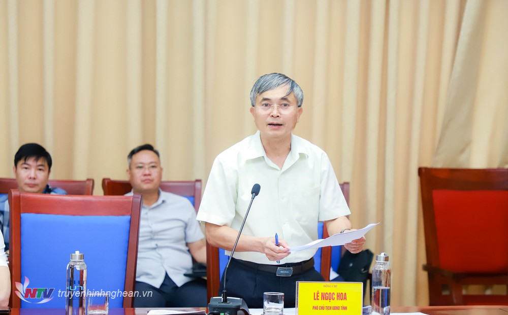 Phó Chủ tịch UBND tỉnh Lê Ngọc Hoa trình bày báo cáo về các dự án treo, dự án chậm tiến độ và dự án sử dụng đất không đúng mục đích trên địa bàn tỉnh Nghệ An.