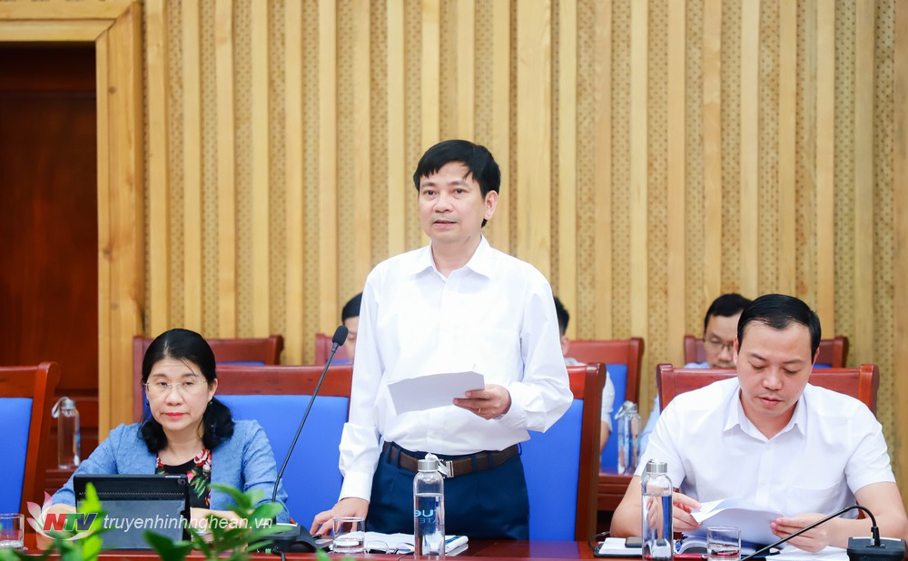 Trưởng ban Kinh tế - Ngân sách HĐND tỉnh Cao Tiến Trung trình bày một số nội dung đoàn đề nghị làm rõ sau giám sát.