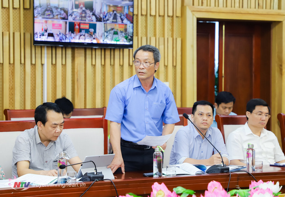 Đồng chí Phan Quốc Hào - Phó Giám đốc Sở TT&TT phát biểu tại hội nghị. 