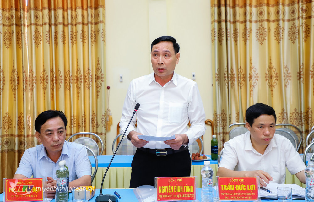 Chủ tịch UBND huyện Quỳ Hợp Nguyễn Đình Tùng báo cáo cụ thể tình trạng sụt lún, nứt nẻ và kiến nghị nhiều nội dung.