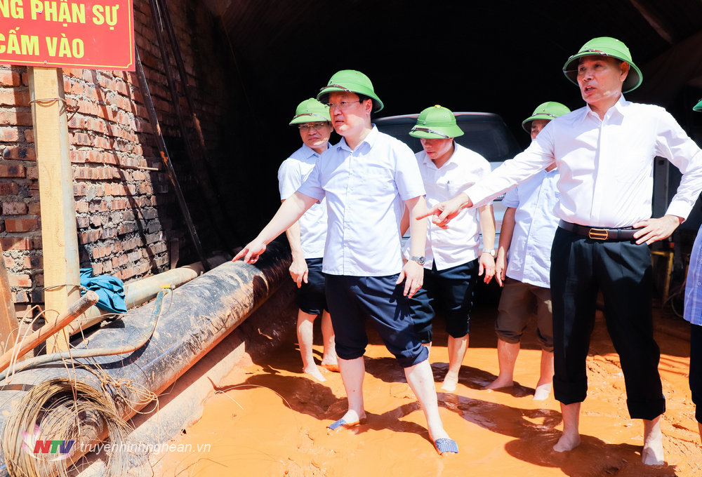 Chủ tịch UBND tỉnh Nguyễn Đức Trung trực tiếp vào kiểm tra hệ thống hầm lò khai thác quặng của Công ty Cổ phần Tân Hoàng Khang.