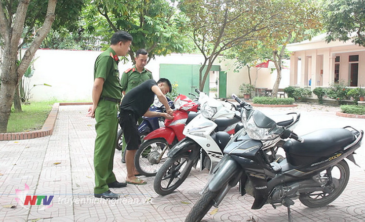 Đối tương Lê Thái Phi thực nghiệm lại quá trình trộm xe máy.