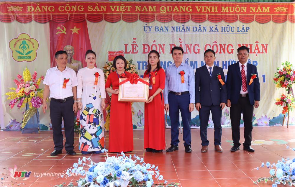 2.Lãnh đạo huyện Kỳ Sơn trao bằng đạt chuẩn quốc gia cho Trường Mầm non Hữu Lập (Kỳ Sơn).