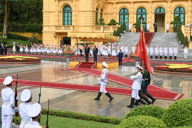 Thủ tướng Phạm Minh Chính và Thủ tướng Nhật Bản Kishida Fumio chứng kiến phần diễu binh chào mừng của Đội Danh dự Quân đội nhân dân Việt Nam. 