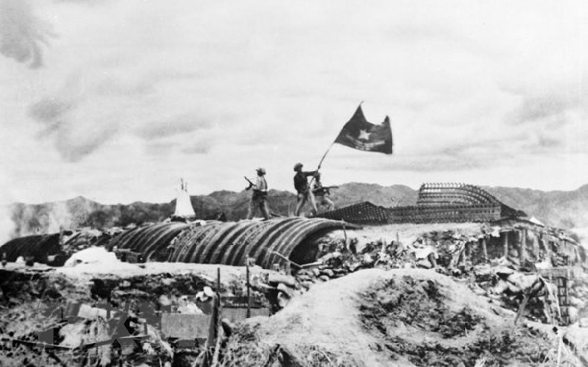 Chiều 7/5/1954, lá cờ Quyết chiến - Quyết thắng của Quân đội nhân dân Việt Nam tung bay trên nóc hầm tướng De Castries. Chiến dịch lịch sử Điện Biên Phủ đã toàn thắng. (Ảnh: Tư liệu TTXVN)
