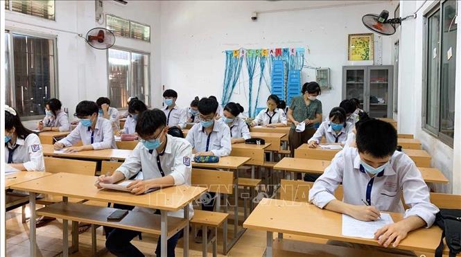 Học sinh lớp 12 Trường THPT Trần Phú (thành phố Vĩnh Yên, tỉnh Vĩnh Phúc) ngồi giãn cách và đeo khẩu trang trong lớp học.