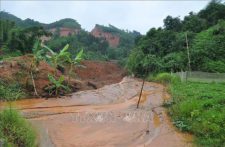 Hiện trường một vụ sạt lở đất với khối lượng lớn diễn ra tại xã Hưng Thịnh, Trấn Yên, tỉnh Yên Bái. 