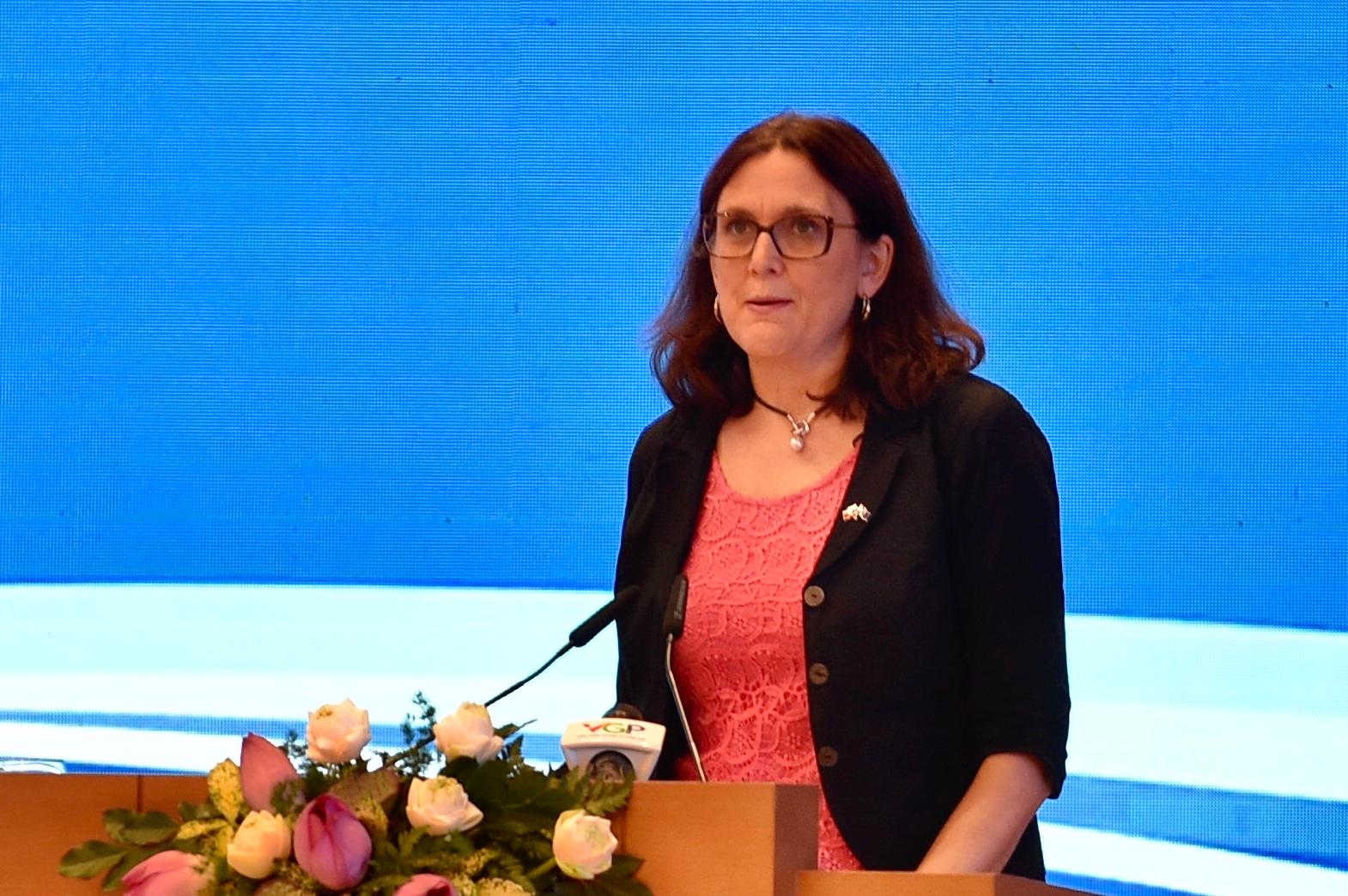 Cao ủy Liên minh châu Âu phụ trách thương mại Cecilia Malmstrom phát biểu tại lễ ký.