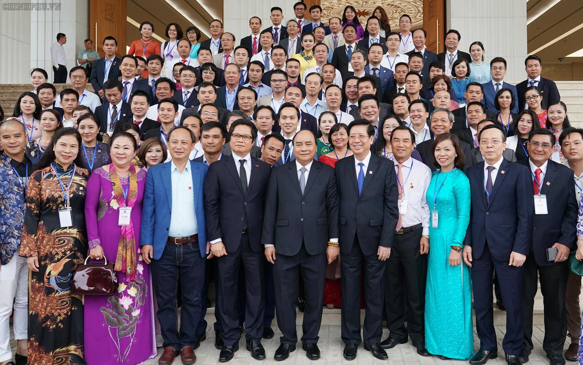 Thủ tướng Nguyễn Xuân Phúc và các đại biểu.