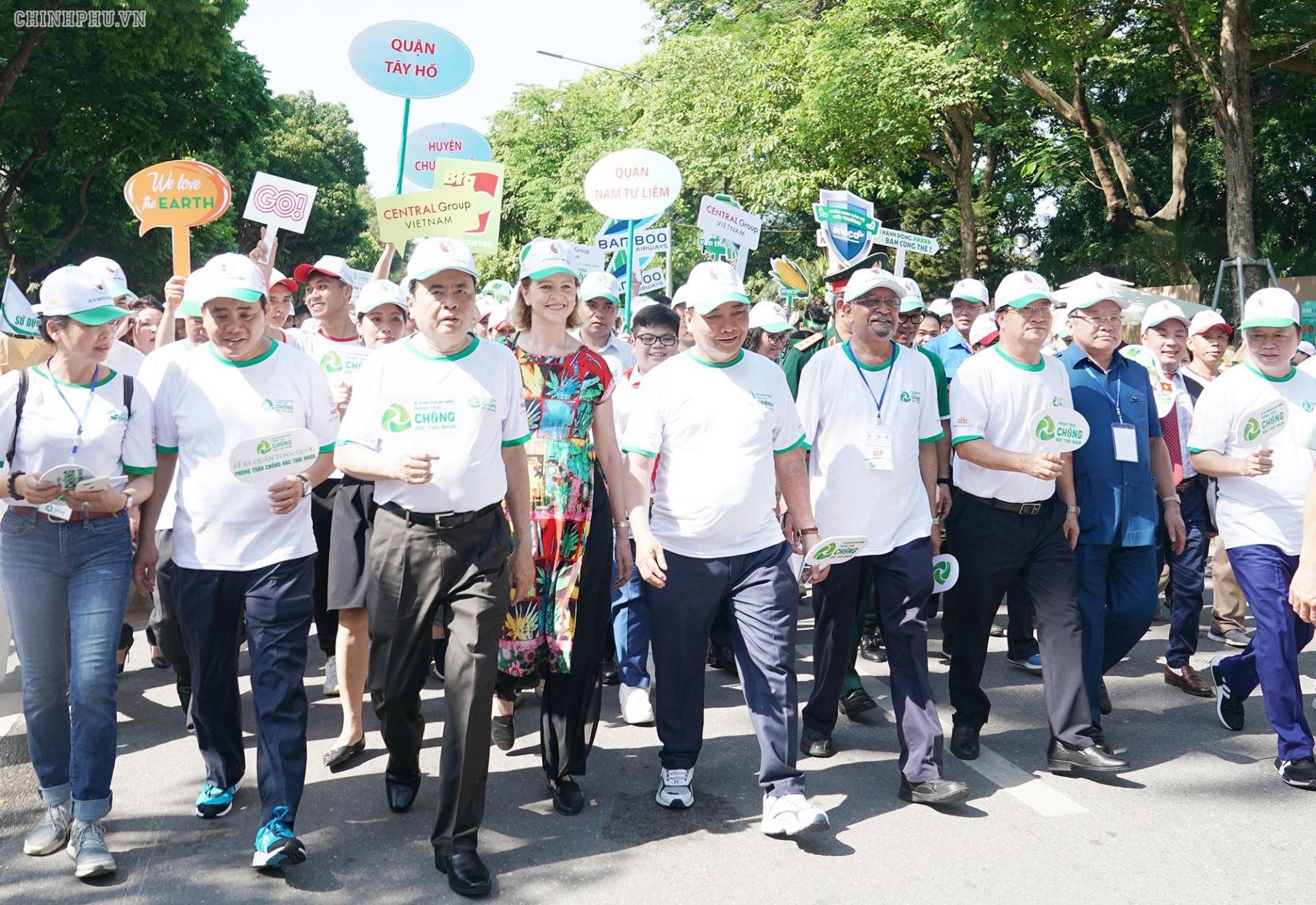 Thủ tướng và các đại biểu đi bộ đồng hành tại phố đi bộ khu vực Bờ hồ Hoàn Kiếm để cổ vũ, hưởng ứng phong trào chống rác thải nhựa.