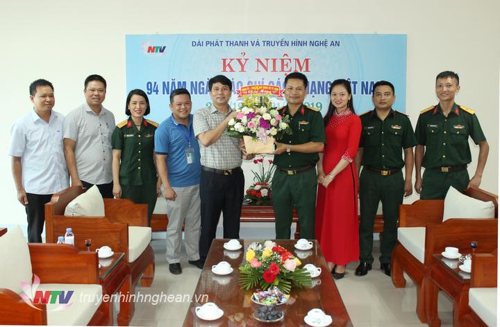 Đảng ủy - Ban chỉ huy quân sự TP Vinh tặng hoa chúc mừng.