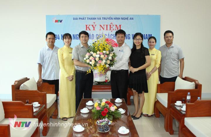 Khách sạn Lam Giang tặng hoa chúc mừng.
