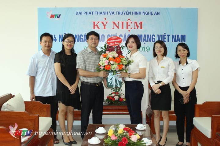 Khách sạn Mường Thanh Grand Phương Đông tặng hoa chúc mừng.