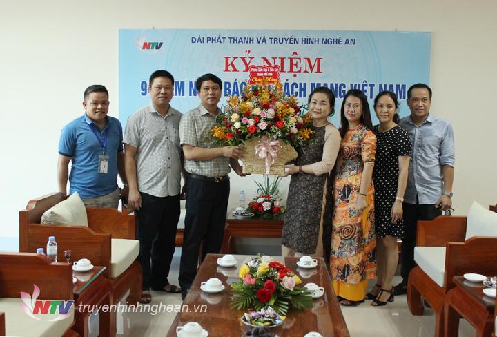 Phòng Giáo dục - Đào tạo TP Vinh tặng hoa chúc mừng.