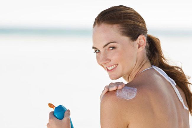 Không thoa kem chống nắng: Kem chống nắng là một bước quan trọng để bảo vệ da khỏi những tổn hại do ánh nắng mặt trời. Hãy sử dụng kem chống nắng có chỉ số SPF 15 trở lên. Bạn nên chọn loại kem chống nắng chịu nước khi đi biển.