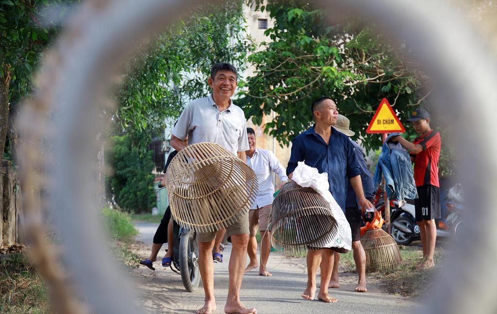 Người dân nô nức bắt cá trong lễ hội nơm bàu ở Nghệ An