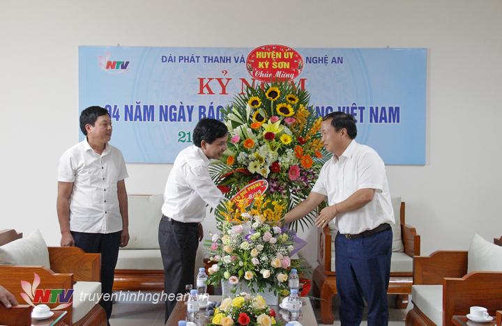 Đại diện lãnh đạo huyện Kỳ Sơn chúc mừng Đài PT-TH Nghệ An