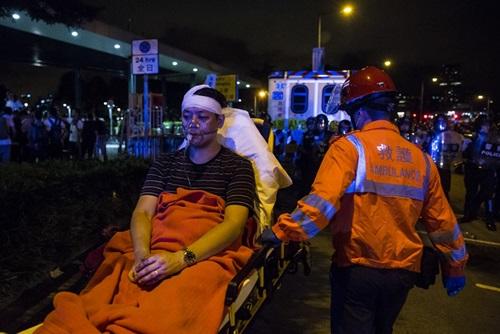Một người biểu tình Hong Kong bị thương được đưa khỏi hiện trường sáng nay. 