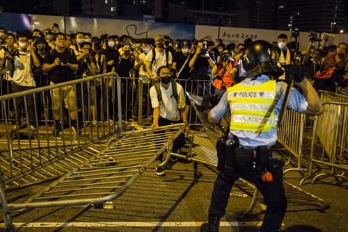 Người biểu tình đối đầu cảnh sát Hong Kong rạng sáng nay.