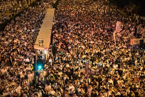 Đám đông khổng lồ giơ cao các khẩu hiệu phản đối trên các tuyến phố ở Hong Kong hôm nay. 