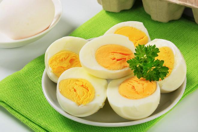 Trứng: Lòng đỏ trứng được biết đến là thực phẩm cung cấp vitamin D và B dồi dào, giúp xương chắc khỏe, tốt cho tim mạch và tăng cường hệ miễn dịch ở trẻ nhỏ. Với đặc tính giàu protein, trứng giúp tái tạo các nhóm cơ và bổ sung nguồn năng lượng dồi dào cho cơ thể. 