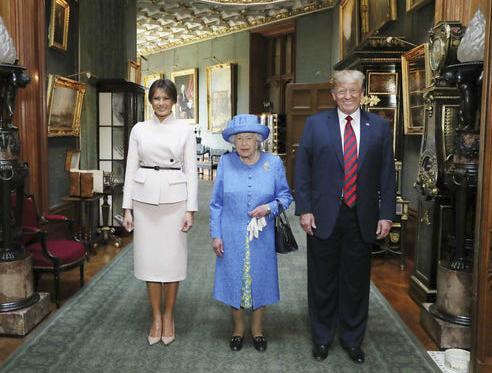 Nữ hoàng Elizabeth II tiếp đón Tổng thống Mỹ Donald Trump và phu nhân Melania tại lâu đài Windsor, Anh tháng 7/2018. 